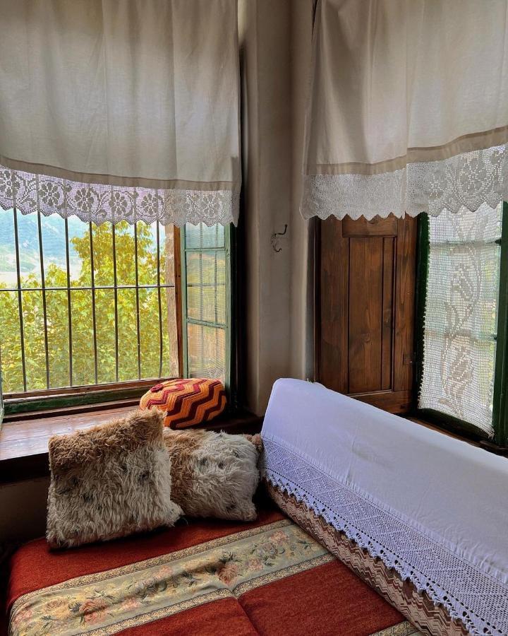 Traditional Guesthouse Permet Ngoại thất bức ảnh