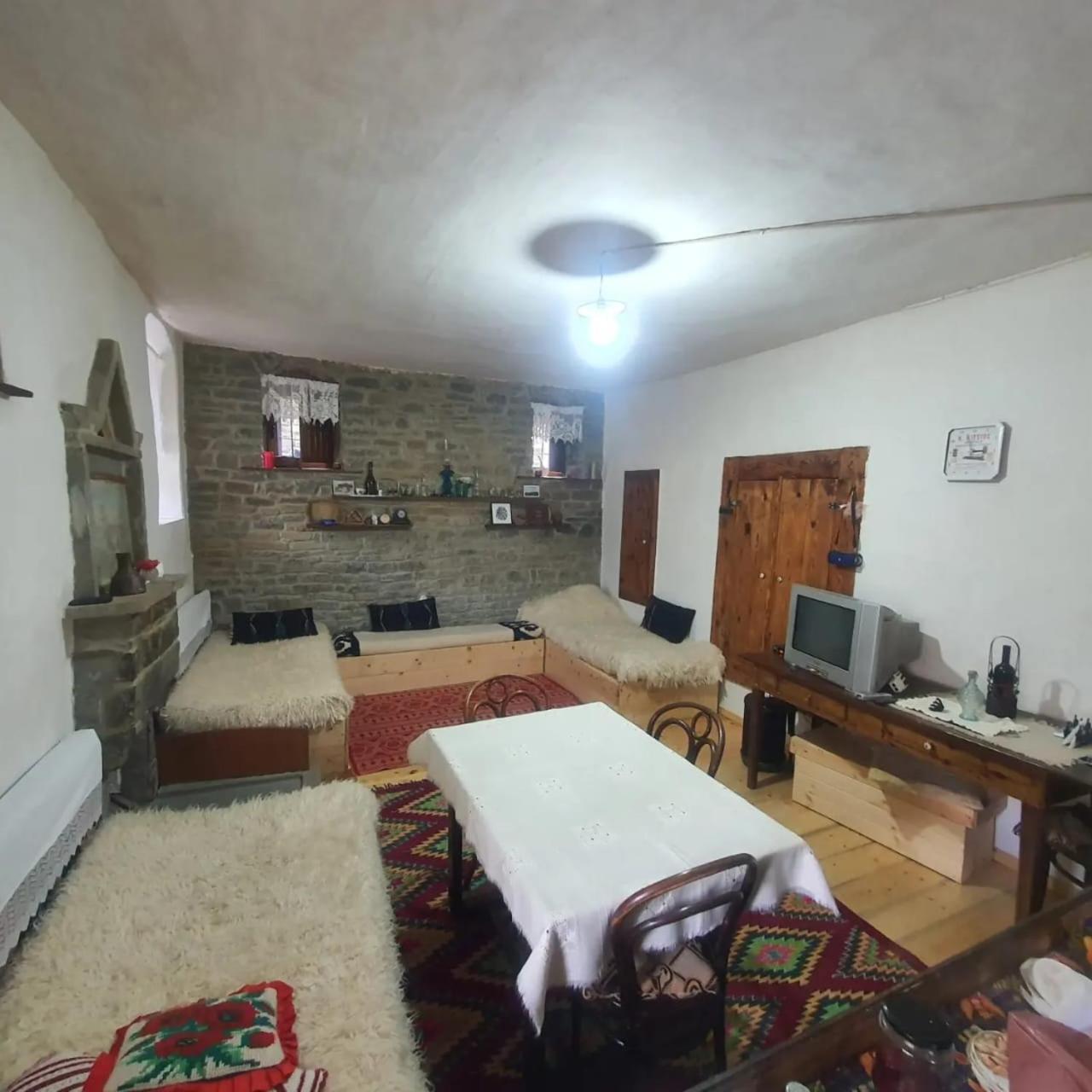 Traditional Guesthouse Permet Ngoại thất bức ảnh