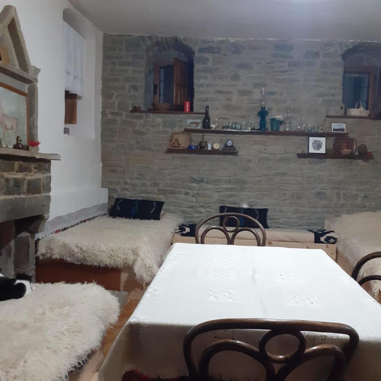 Traditional Guesthouse Permet Ngoại thất bức ảnh